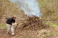 „Já vám tady zatopím.“ – Vojta při pálení větví ve
Skautské rokli