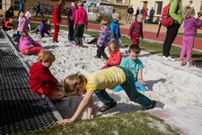 Nejmenším stačí ke štšstí málo – i pískoviště. pardon –
doskočiště :-)