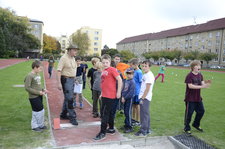 před startovní brífink s vrchníkem dálky